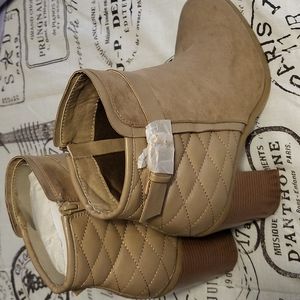 Ladies tan ankle boot size 8.5